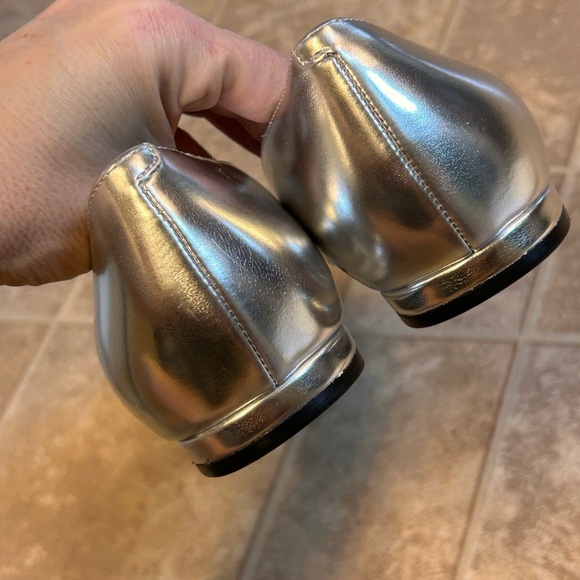 Nine West metallic silver flats w/ crystal embellishments. Sz 8 - Picture 6 of 8